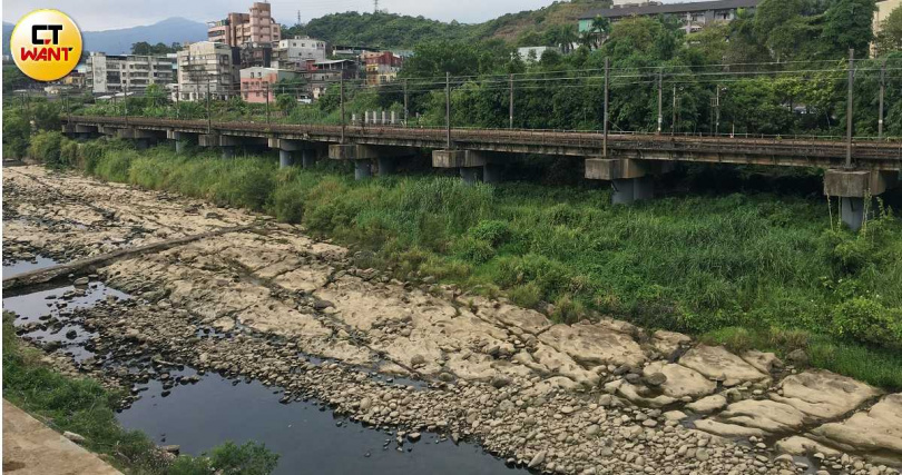 基隆地區日前缺水嚴重，8月16日基隆河八堵地區的河段，河床特有的壺穴地形，清晰可辨。（圖／黃鵬杰攝）